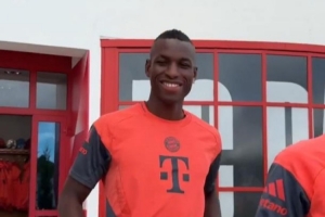 开云在线-他来了！拜仁社媒：新援杰克逊迎来他在塞贝纳的首次训练