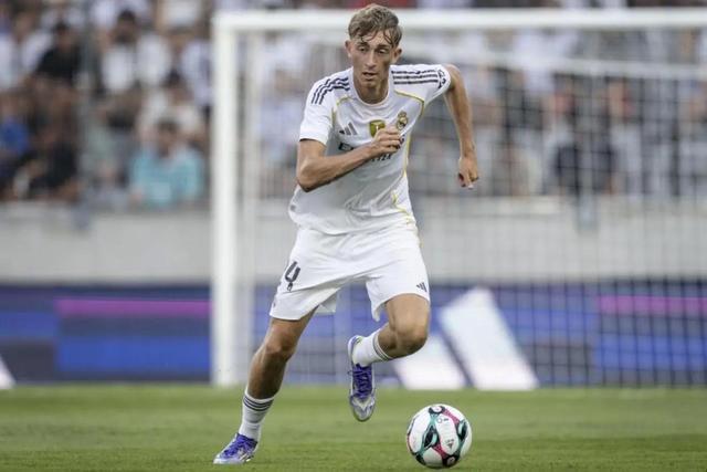 开云官网-经纪人：赫伊森将重新定义中后卫，就像贝肯鲍尔所做的那样