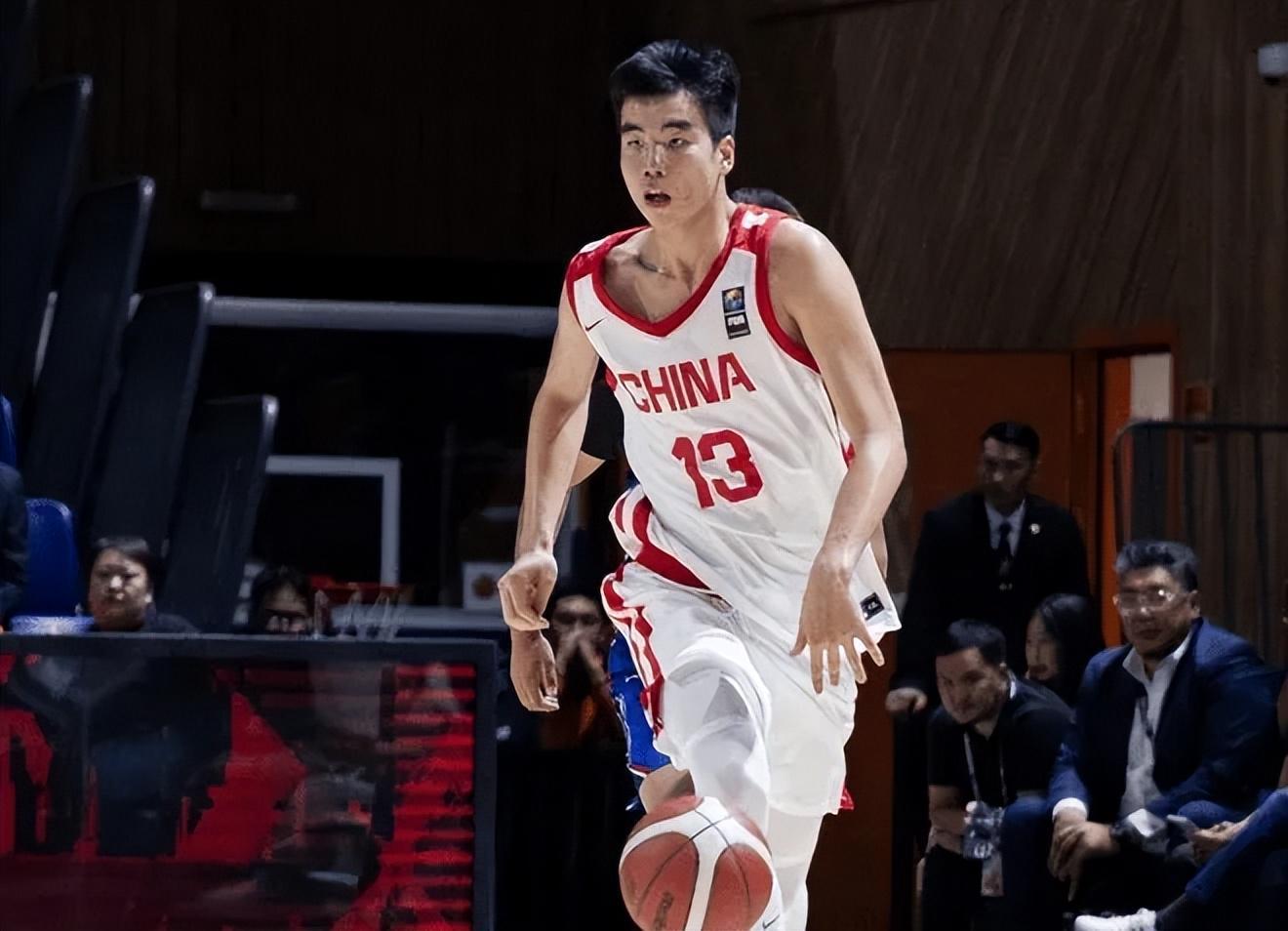 U16大胜新西兰晋级决赛！4人上双，陈昱休稳组织，攻守表现真行！