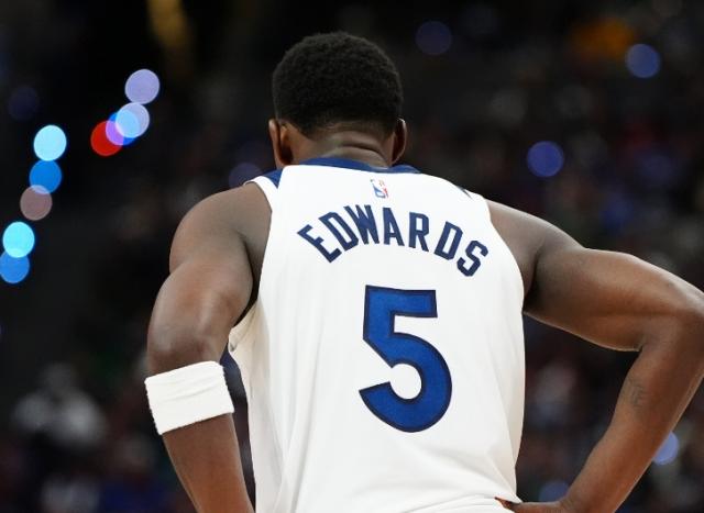 1716453607851097226.png 抢七耗尽狼队体能 爱德华兹打法变形被逼入极限