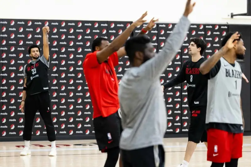 开云在线-开拓者官方晒球员训练照:在训练馆,做着我们热爱的事情