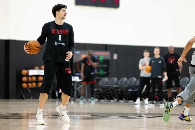 开云在线-开拓者官方晒球员训练照:在训练馆,做着我们热爱的事情