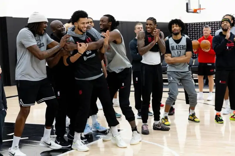 开云在线-开拓者官方晒球员训练照:在训练馆,做着我们热爱的事情