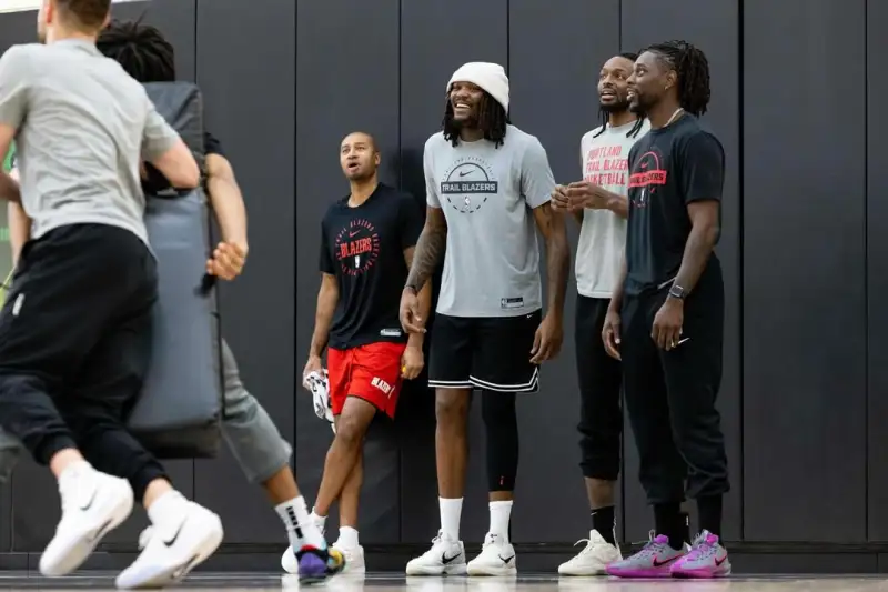 开云在线-开拓者官方晒球员训练照:在训练馆,做着我们热爱的事情