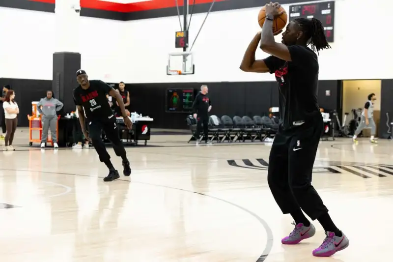 开云在线-开拓者官方晒球员训练照:在训练馆,做着我们热爱的事情