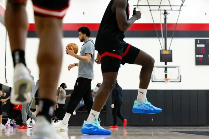 开云在线-开拓者官方晒球员训练照:在训练馆,做着我们热爱的事情