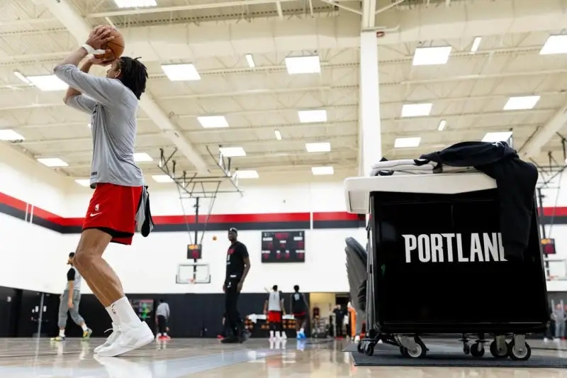 开云在线-开拓者官方晒球员训练照:在训练馆,做着我们热爱的事情