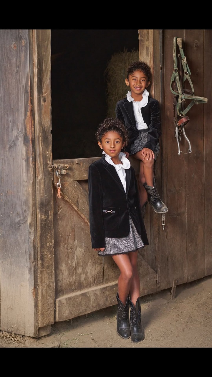 开云娱乐-🤠牛仔风！瓦妮莎晒全家福祝福大家马年快乐🐎