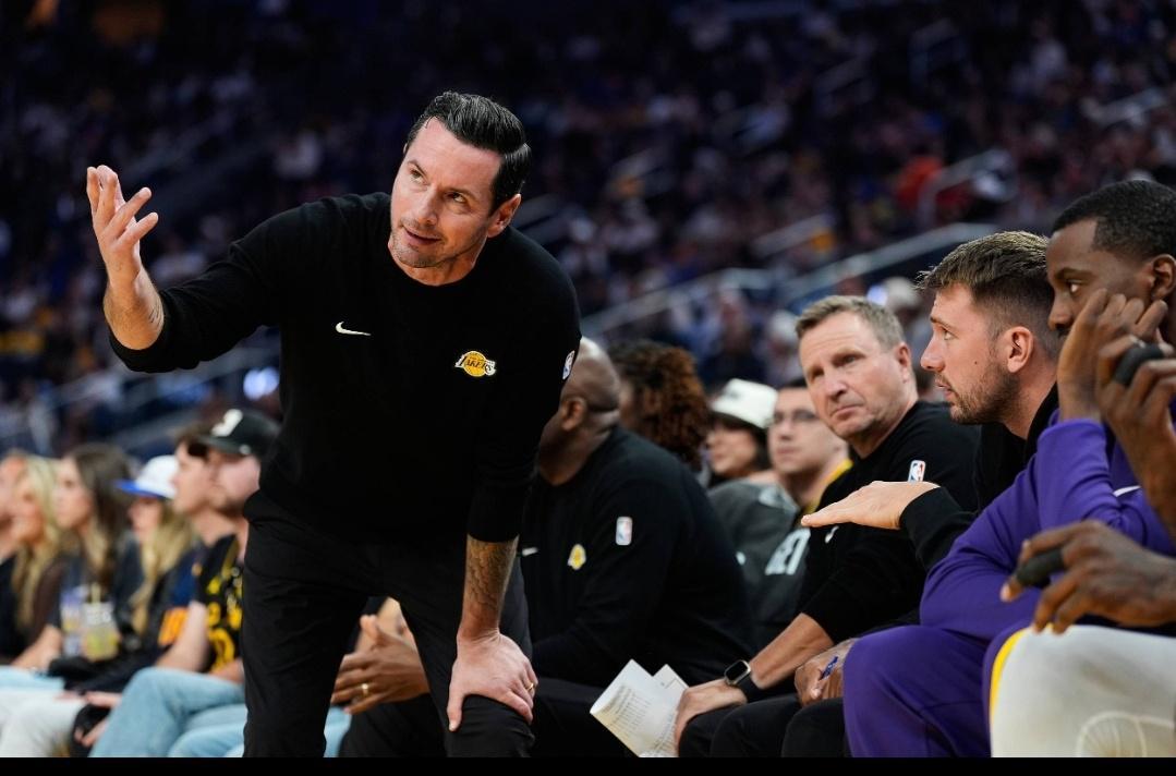 输国王遭3连败!雷迪克自负决策毁了湖人,彻底废了东詹的1大能力