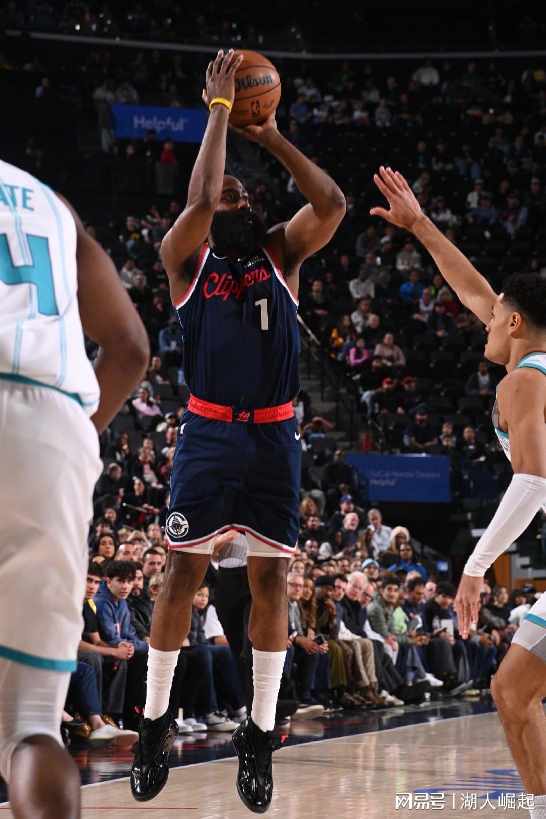 开云在线-莱纳德35+5快船击败黄蜂3连胜,哈登32+4+10鲍尔25+9+5