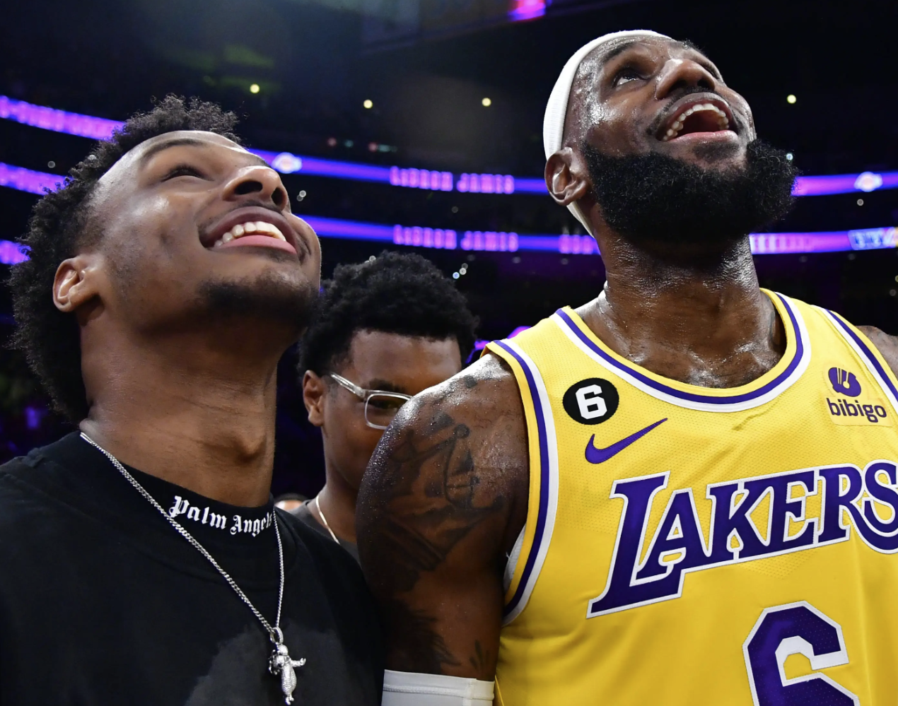 开云-铁血两分变铁血三分!布朗尼最后8秒刷分遭狂喷,还连累老爹詹皇