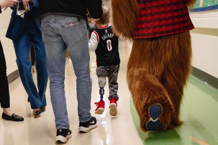 开云入口-心有大爱🧡！开拓者前往儿童机构开展慈善活动 杨瀚森随队亮相