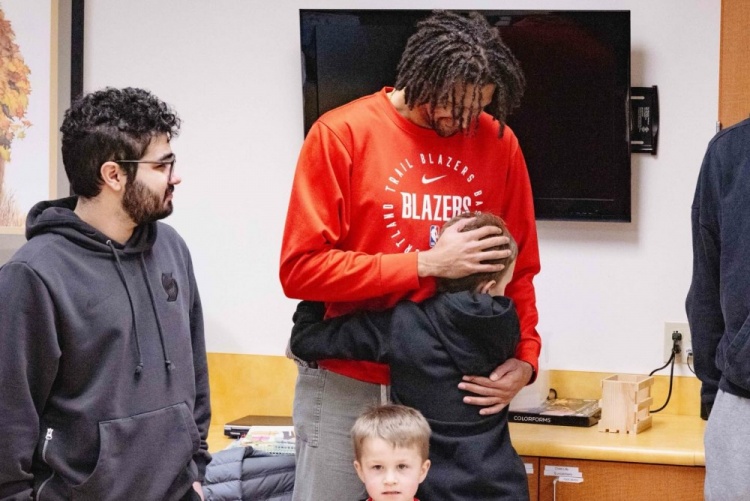 开云入口-心有大爱🧡！开拓者前往儿童机构开展慈善活动 杨瀚森随队亮相