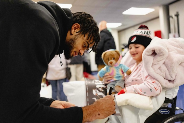 开云入口-心有大爱🧡！开拓者前往儿童机构开展慈善活动 杨瀚森随队亮相