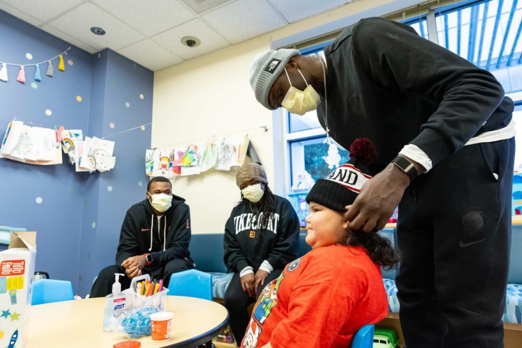 开云入口-心有大爱🧡！开拓者前往儿童机构开展慈善活动 杨瀚森随队亮相