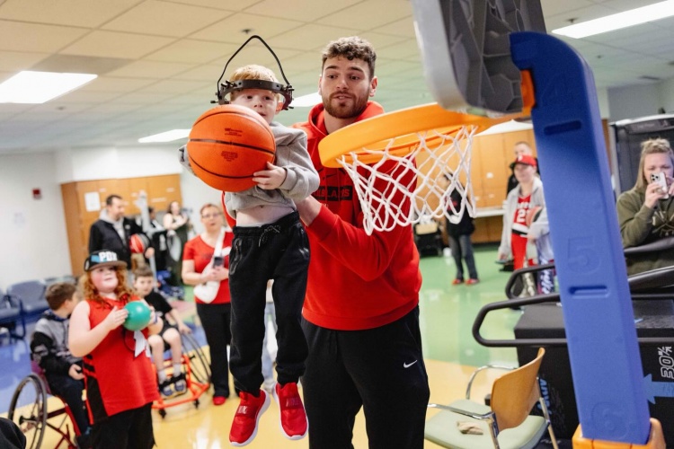 开云入口-心有大爱🧡！开拓者前往儿童机构开展慈善活动 杨瀚森随队亮相