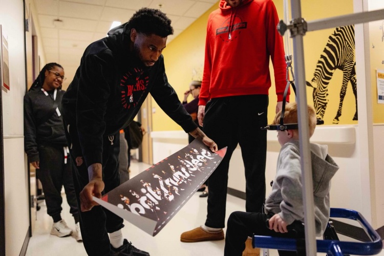 开云入口-心有大爱🧡！开拓者前往儿童机构开展慈善活动 杨瀚森随队亮相