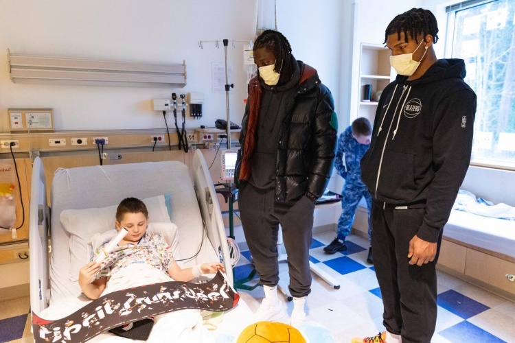 开云入口-心有大爱🧡！开拓者前往儿童机构开展慈善活动 杨瀚森随队亮相