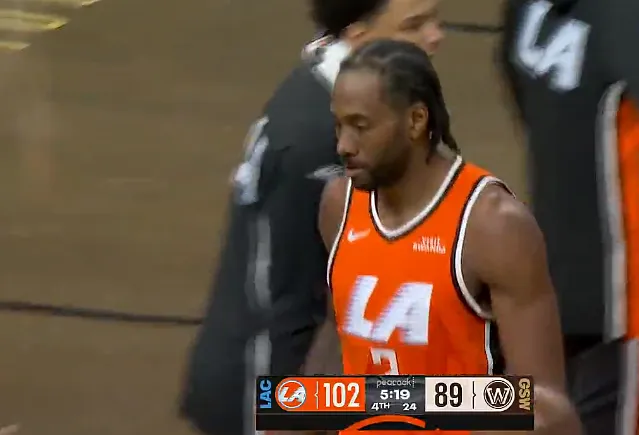 伦纳德一打二慢三步上篮拿21分,快船轰出25-10反超勇士13分