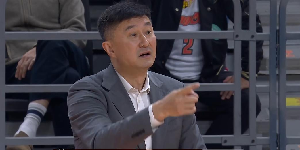 开云在线-菜鸡互啄！鬼才杜锋奇葩怪阵激活胡明轩，末节导演20-7逆转天津