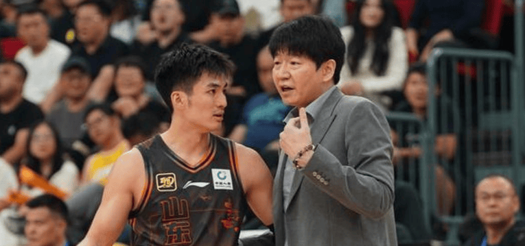 开云-山东男篮险胜江苏邱彪再次恶心球迷:两嫡系球员光腚推磨转圈丢人