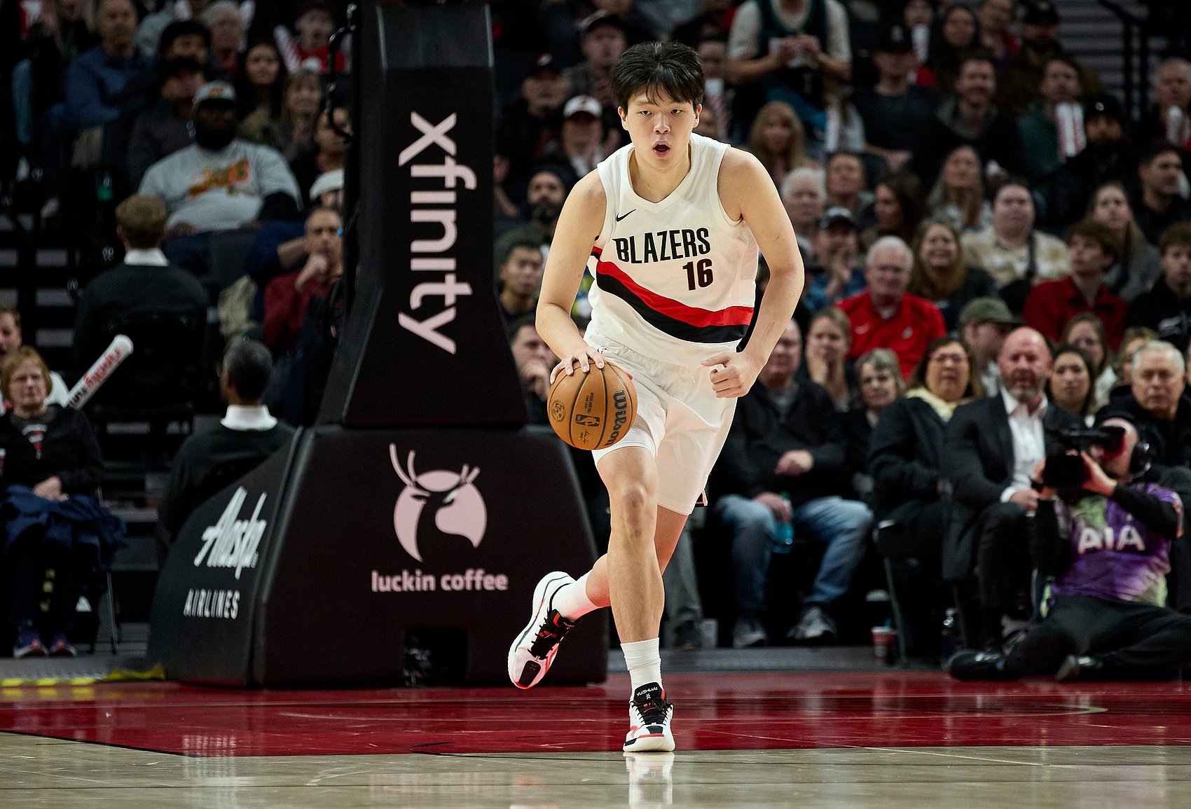 开云官网-积极是挺积极！杨瀚森半场出战3分49秒 出手1次三分不中&amp;拿到1板