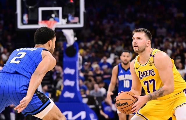 湖人为何遭遇三连败？詹皇以赛代练，小阵容显弊端